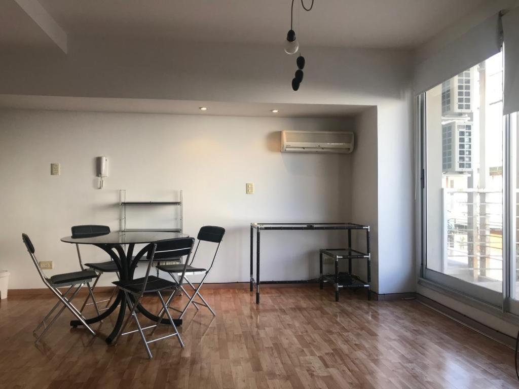 Amplio Ambiente Y Medio Luminoso C Pileta En El Edificio 4 Personas Con Cama Doble Y Un Sillon Cama Tambien Doble * Buenos Aires